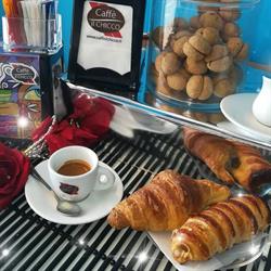 Laura Mantovani Bar Buena Suerte, Imperia orari di apertura