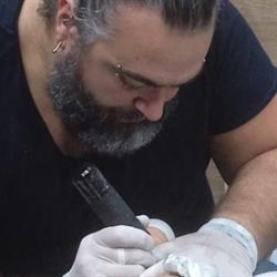 Re Artist Tattoo Studio, Aversa orari di apertura