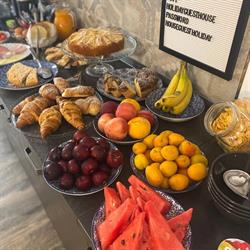 Holiday Guesthouse, Salerno orari di apertura