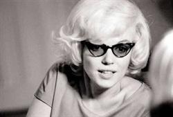 Marilyn Sas, Bizzarone orari di apertura