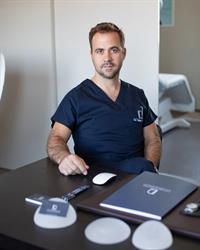 Dr. Valerio De Santis - Chirurgo Plastico, Bari orari di apertura