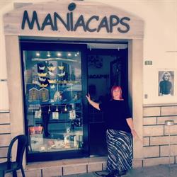 Maniacaps, Millesimo orari di apertura