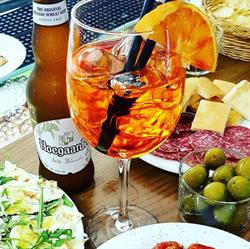 Vulcan Bar, Comunanza orari di apertura