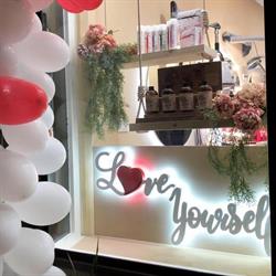 Love Yourself da Romy, Buti orari di apertura