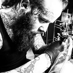 Johnnychopper tattoos, Erba orari di apertura
