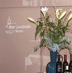 Bar Centrale, Russi orari di apertura